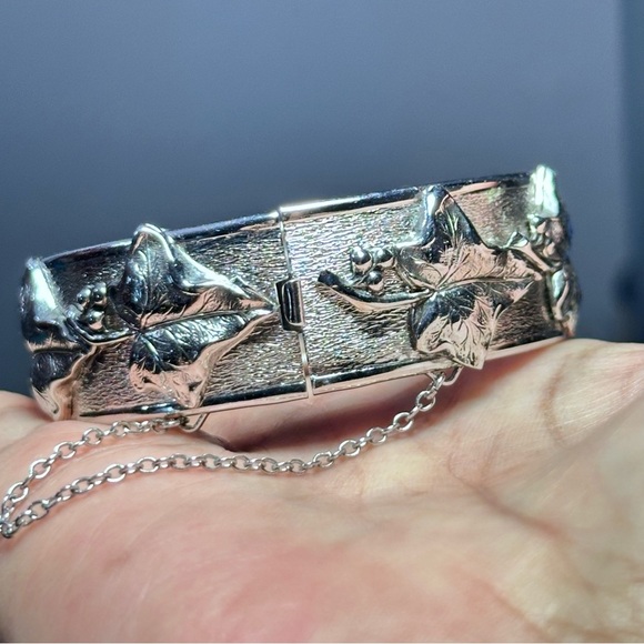 Whiting & Davis Silver tone Bangle Bracelet with Floral Grapevine Hinged  4363 - Picture 4 of 10